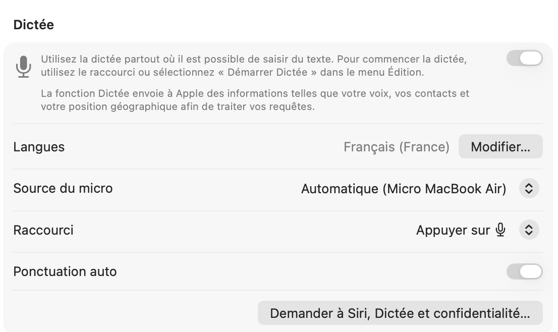 Le panneau des r&eacute;glages de Dict&eacute;e sur macOS, avec l'interrupteur, la langue, la source du micro et le menu Raccourci